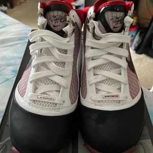NWB Air max  Lebron VII size 7.5 stock #375664 102